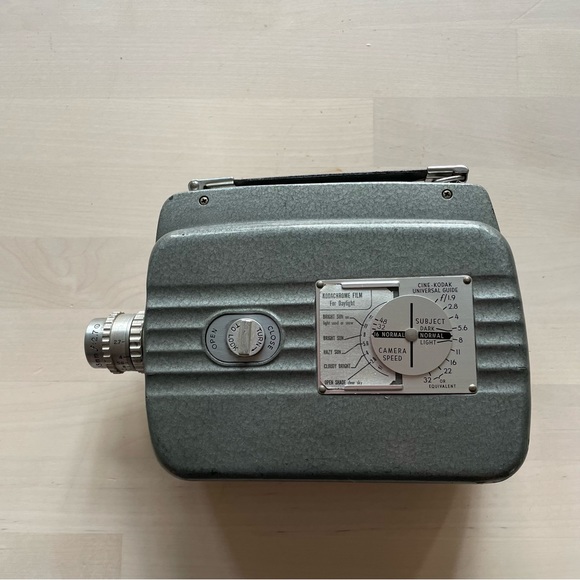 Cine-Kodak Reliant Camera - Picture 2 of 5